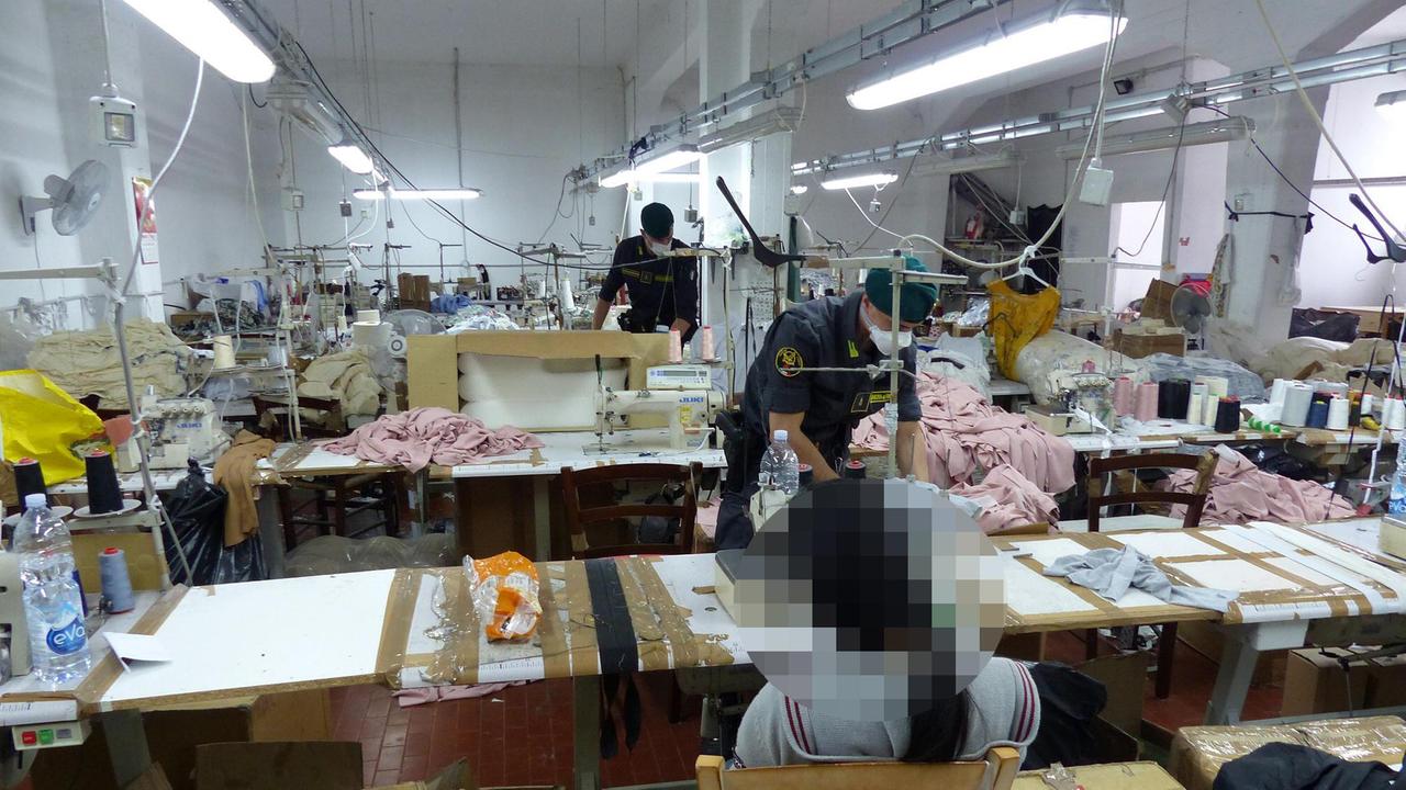 Un blitz in un’azienda tessile pratese in una foto d’archivio