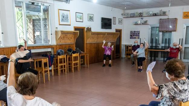 «Ma senza le carte che gusto c’è?». Ferraresi persi al centro anziani