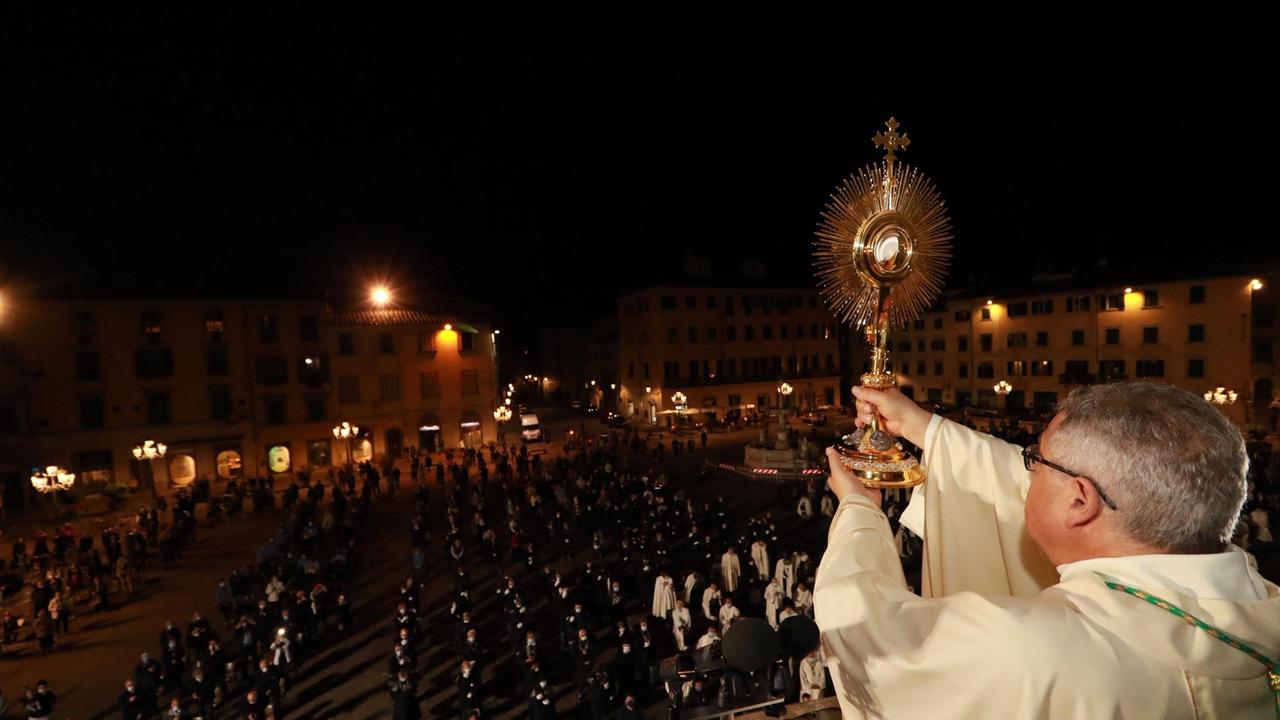 La messa del Corpus Domini celebrata dal vescovo Giovanni Nerbini in piazza Duomo a Prato