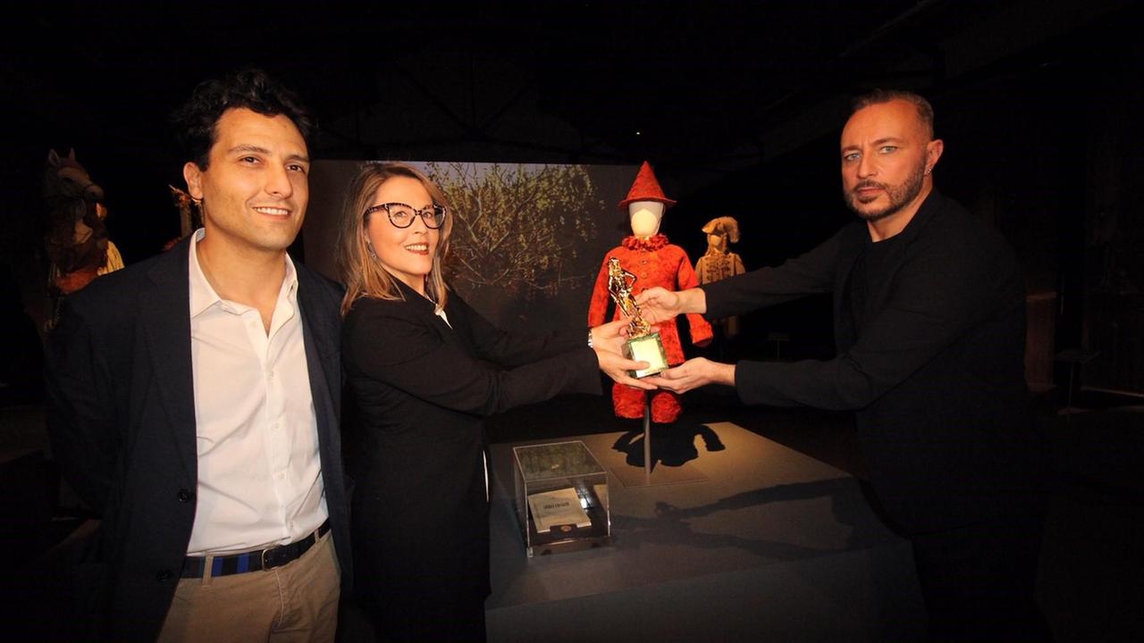 Il costumista di "Pinocchio" Cantini Parrini ha consegnato la statuetta del David al Museo del tessuto di Prato (foto Batavia)
