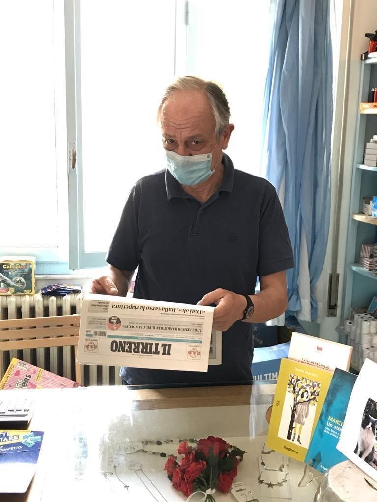 Marco Salvatori nella sua edicola in piazza Oscar Perich a Strettoia
