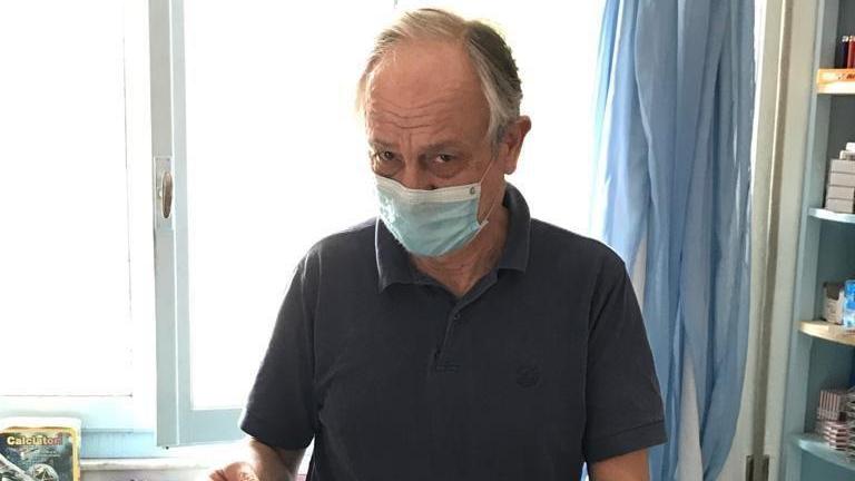 Marco Salvatori nella sua edicola in piazza Oscar Perich a Strettoia