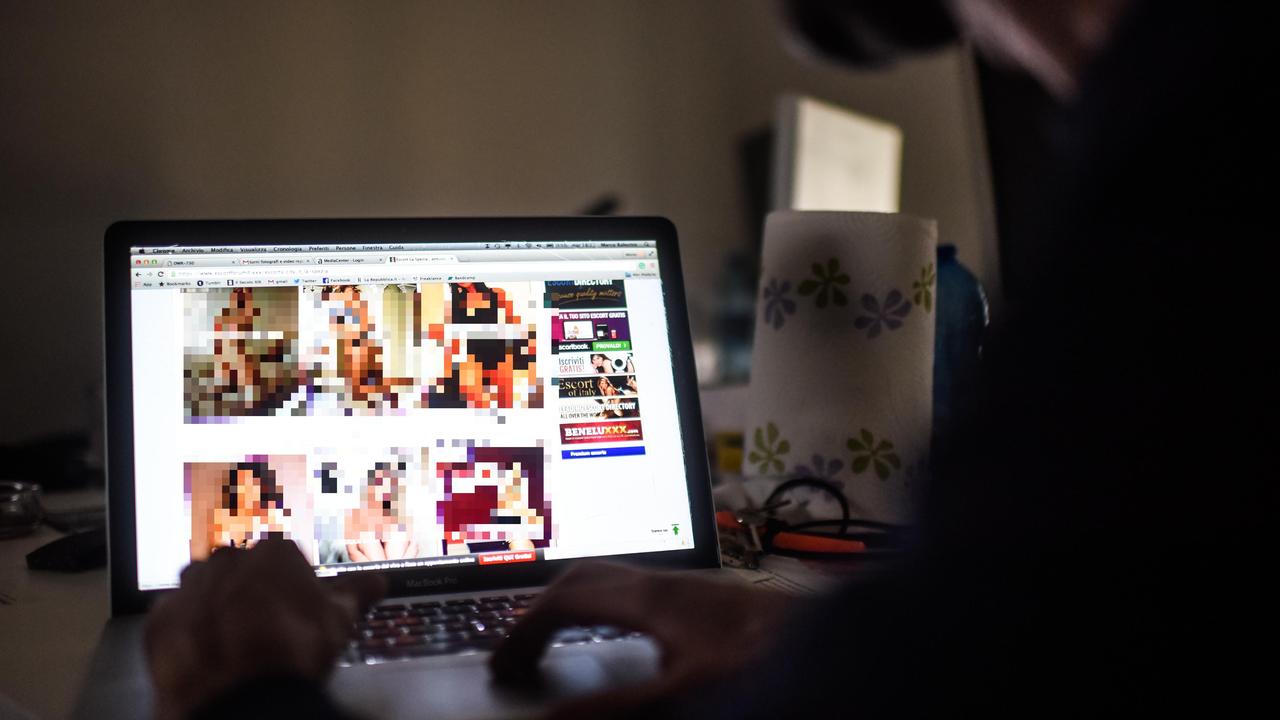 Rubano le foto a 179 donne dai social e le pubblicano sul sito di incontri