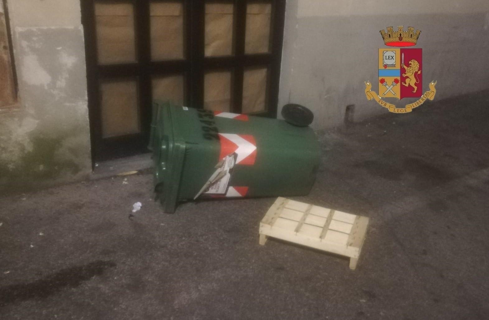 Uno dei bidoni rovesciati dai ragazzi denunciati