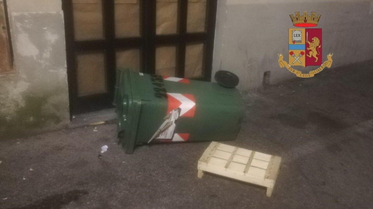 Uno dei bidoni rovesciati dai ragazzi denunciati