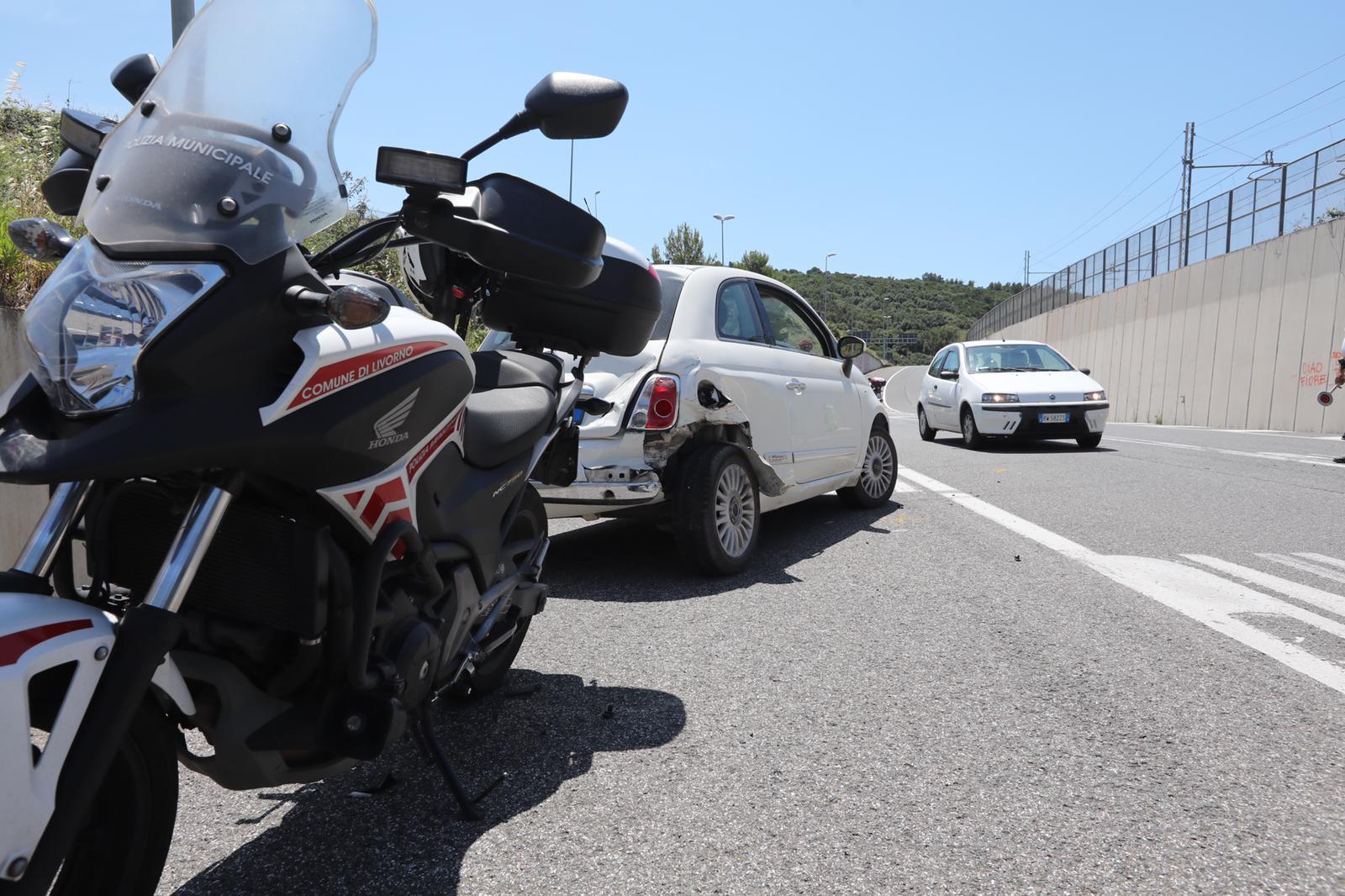 La Fiat 500 coinvolta nello scontro allo svincolo del Maroccone (Foto di Dario Marzi)