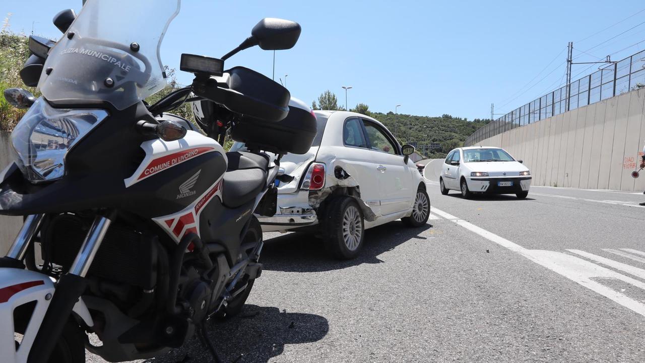 La Fiat 500 coinvolta nello scontro allo svincolo del Maroccone (Foto di Dario Marzi)