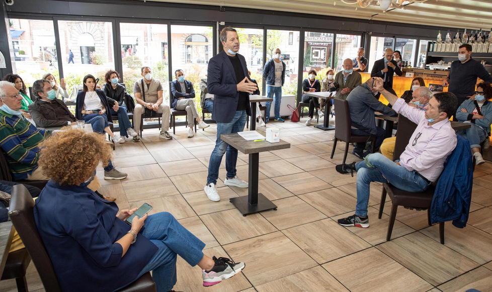 Andrea Bonvicini parla agli intervenuti alla riunione dle Caffè centrale (Foto Nucci)