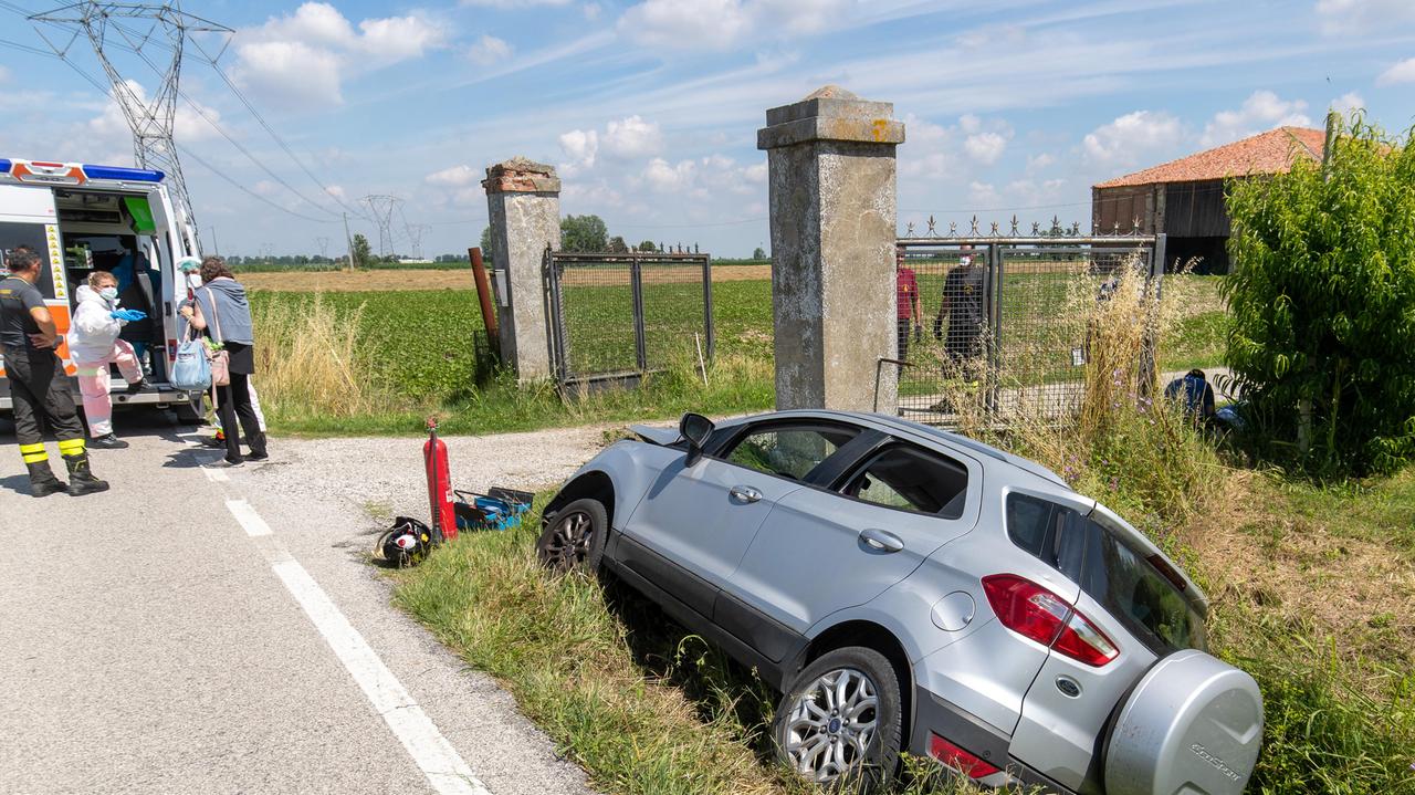 Fuori strada con l'auto: tre signore finiscono nel fosso a Gambulaga