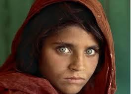 Sharbat Gula, la ragazza Afghana fotografata nel campo profughi di Peshawar in Pakistan