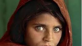 Sharbat Gula, la ragazza Afghana fotografata nel campo profughi di Peshawar in Pakistan