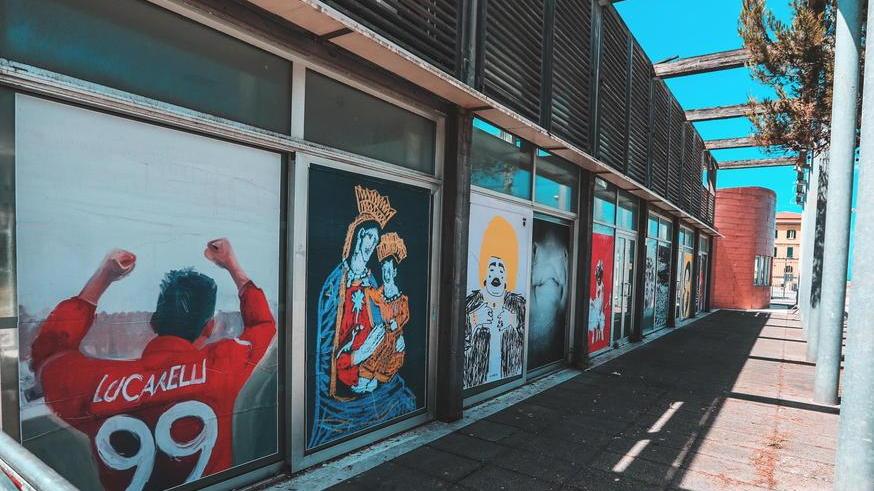 Mamma Franca, Protti e Lucarelli: la baracchina abbandonata sul viale Italia diventa galleria d’arte