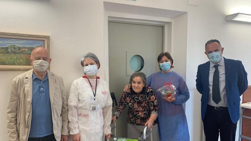 Da sinistra: il presidente Lido Sartini, la caposala, una delle ospiti con un’assistente e il direttore Iafrate
