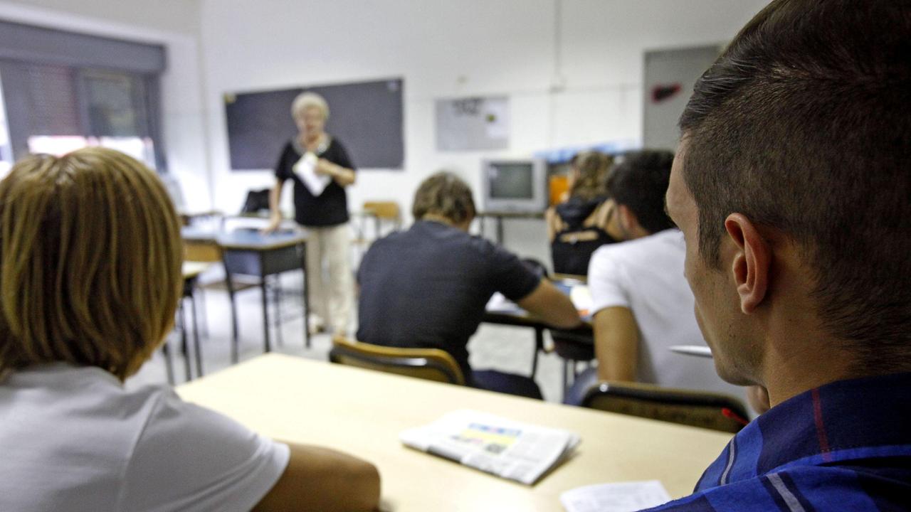 Scuola, mille firme per dire no al taglio di 41 cattedre