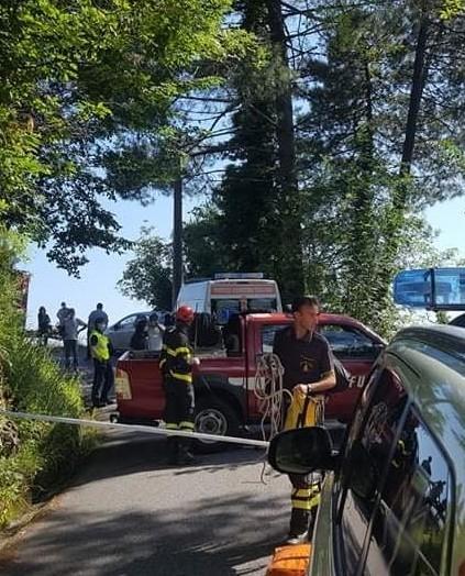 Vola con l’auto già dalla strada mentre scende dalla montagna 