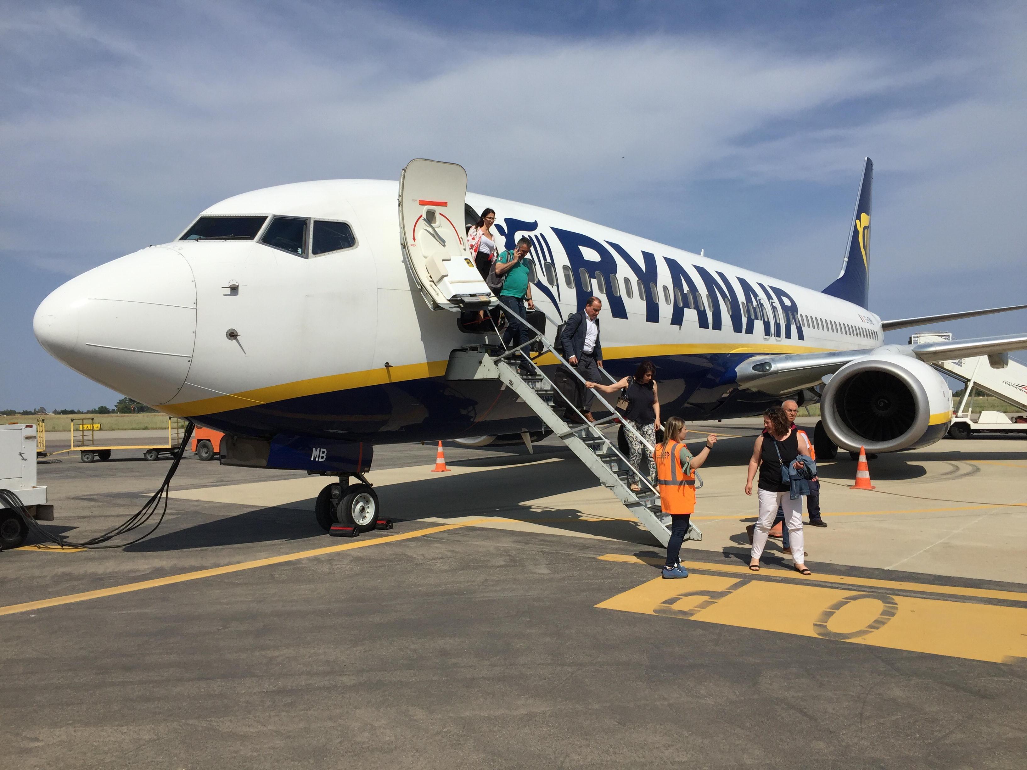 Un aereo di Ryanair all'aeroporto di Pisa