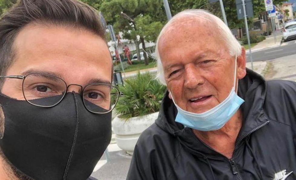 Trova una busta con 400 euro e la restituisce al proprietario