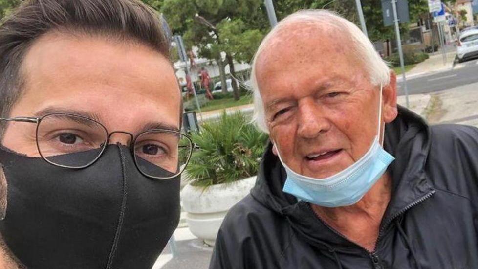 Trova una busta con 400 euro e la restituisce al proprietario