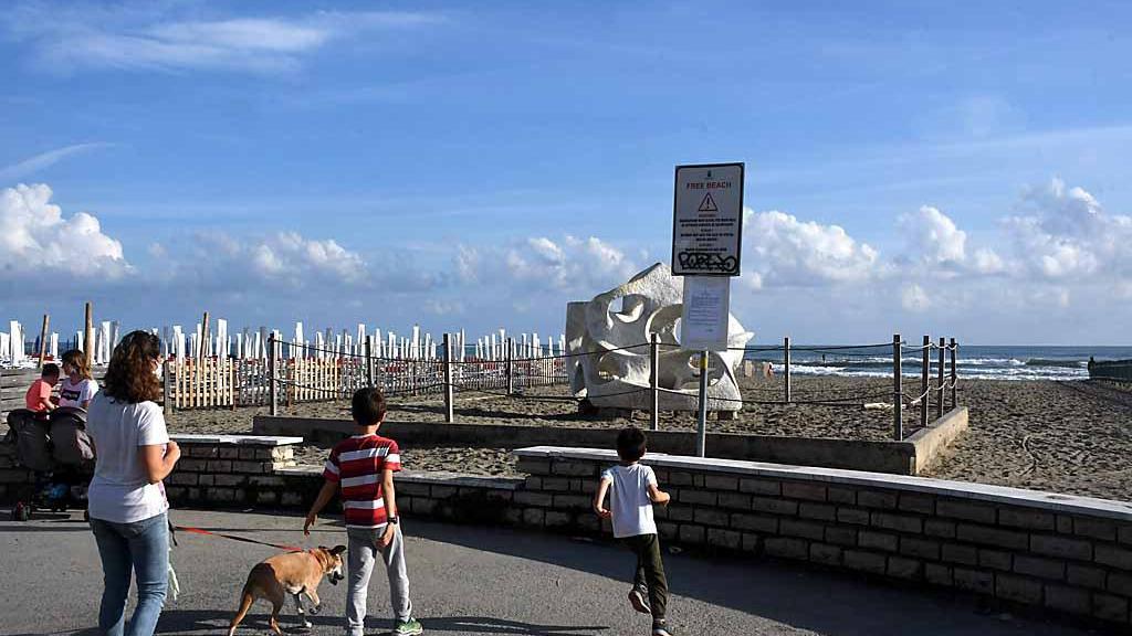 Marina di Carrara: sconcerto per i divieti di balneazione, mai così male da oltre 30 anni