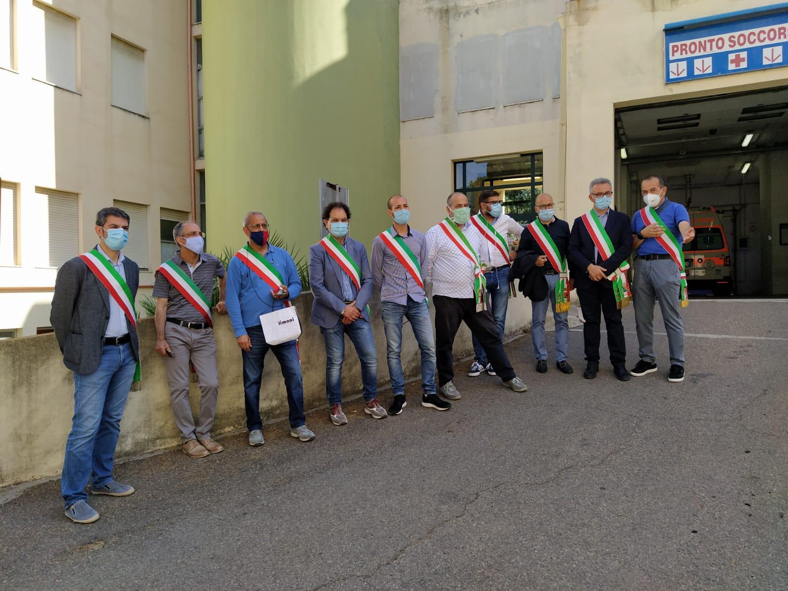 La Diabetologia da San Gavino a Sanluri, 12 sindaci protestano davanti all'ospedale