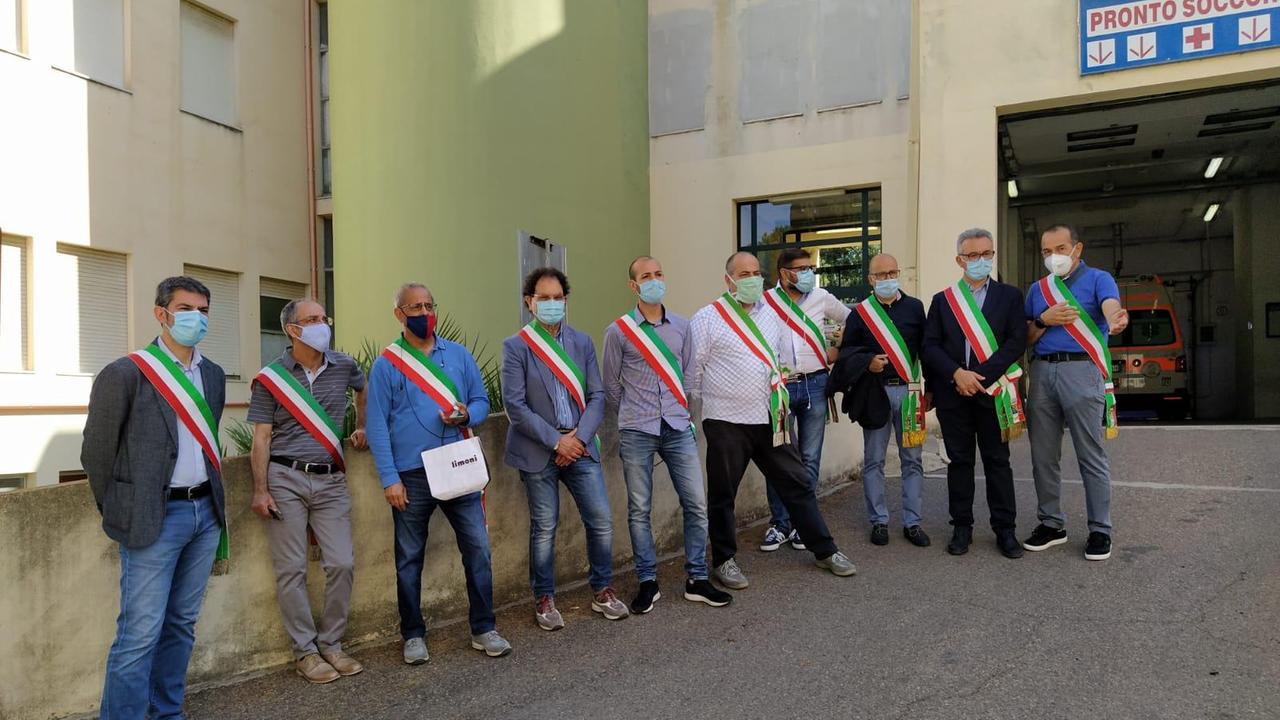 La Diabetologia da San Gavino a Sanluri, 12 sindaci protestano davanti all'ospedale