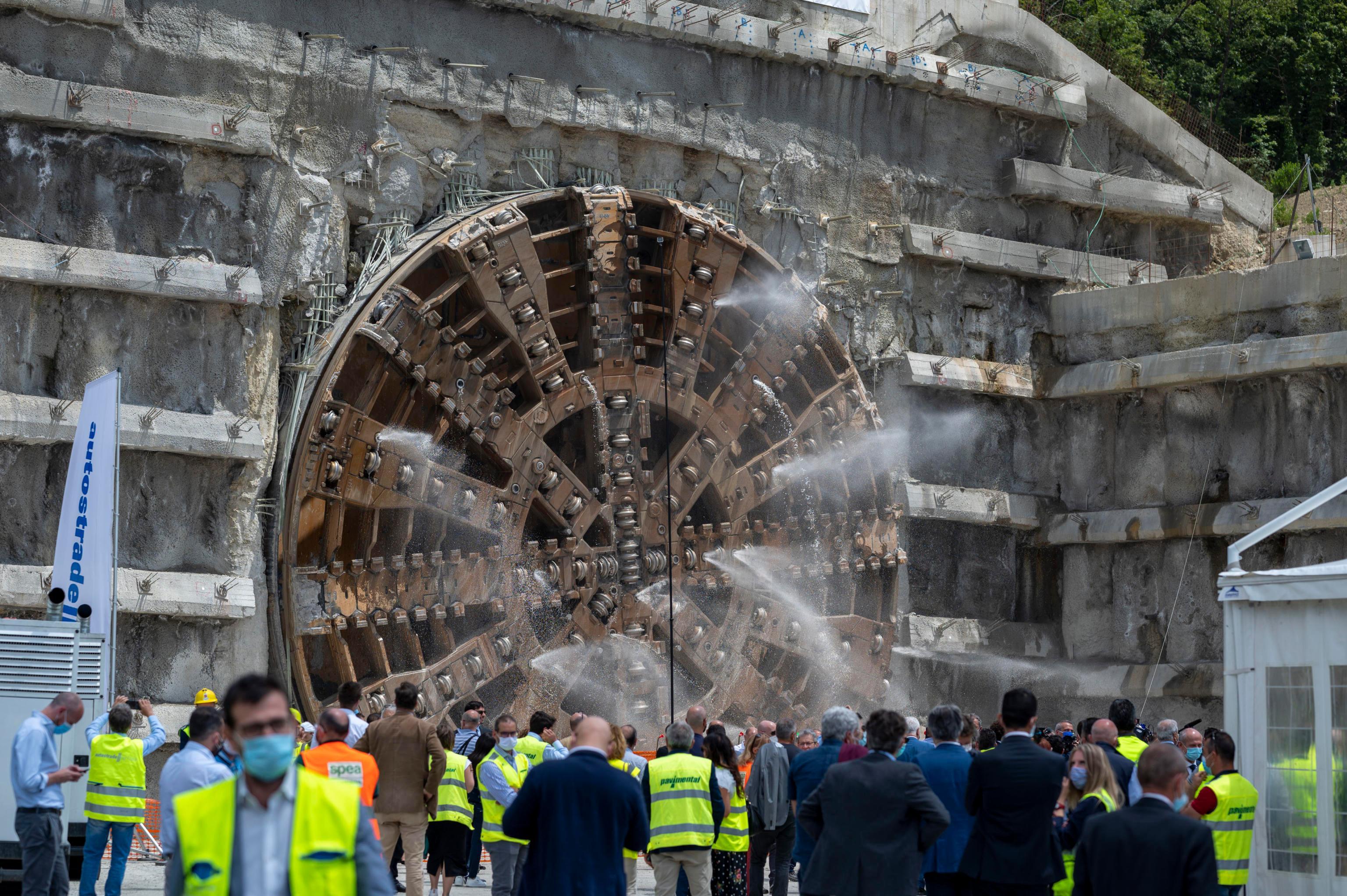 Il tunnel a tre corsie più grande d'Europa scavato dalla fresa gigante - Video