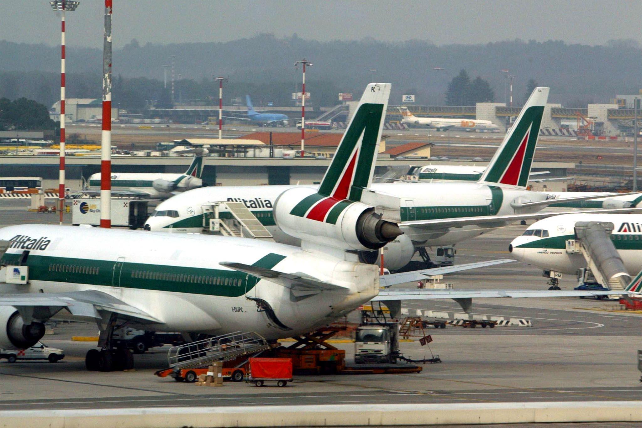 Fase 3: rabbia tra i passeggeri estratti a sorte per tornare nell'isola, Alitalia nega il sorteggio