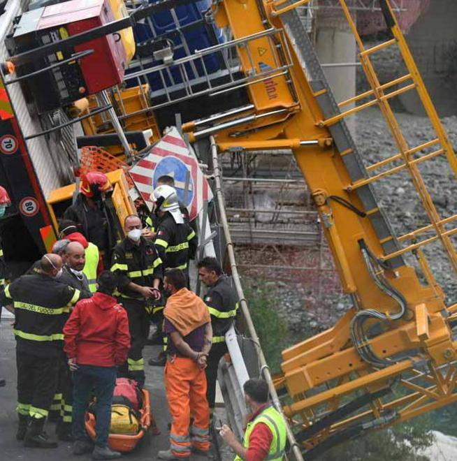 Il camion si ribalta, 3 operai giù dal viadotto: «Noi, salvi per miracolo» 