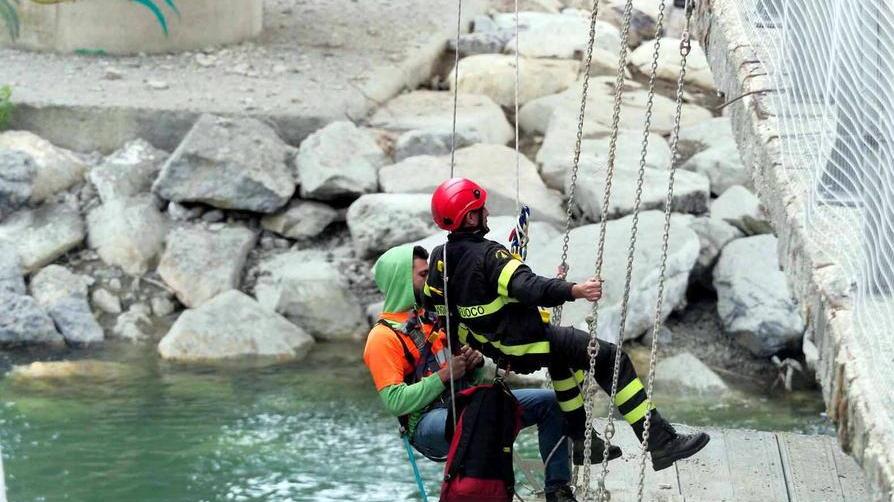 Camion piattaforma si ribalta sull’AutoCisa Salvi per miracolo 3 operai