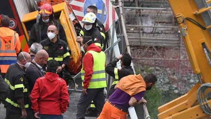 Sul posto 4 squadre dei vigili del fuoco