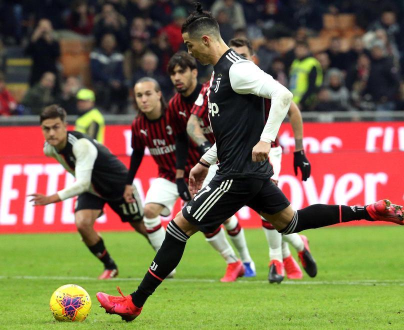 Un prato, un pallone e 22 giocatori Con Juve-Milan è calcio (quasi) normale 