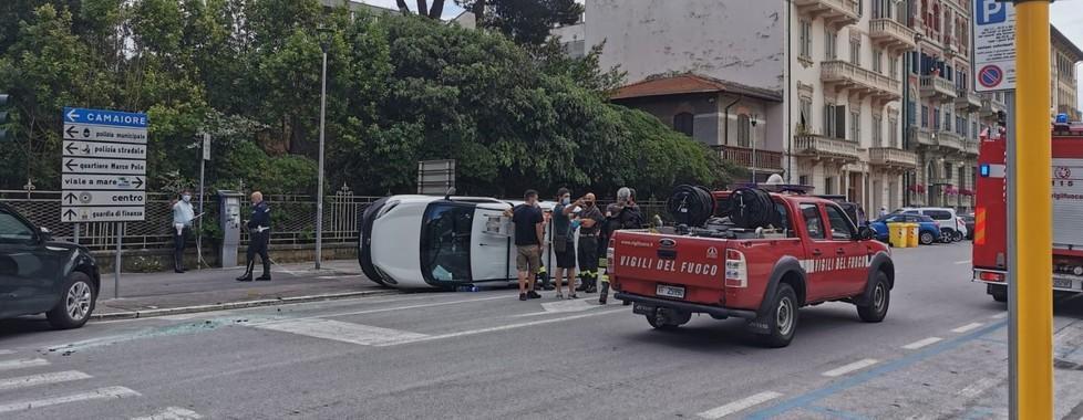 Furgone si ribalta dopo l’urto con un’auto