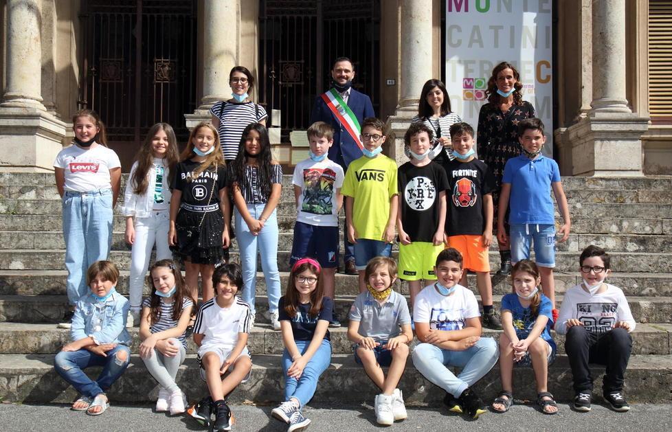 Gli alunni si ritrovano dopo mesi di lockdown sulle scale del Comune 