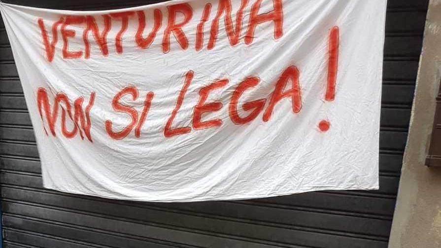 Striscione antileghista alla sede del Carroccio «Ce lo aspettavamo»