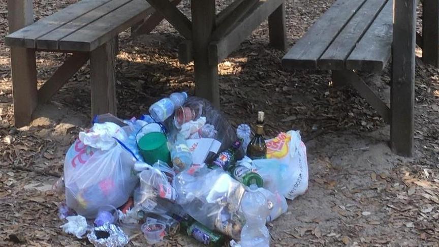 Multa da 600 euro per chi abbandona rifiuti a Cala Violina