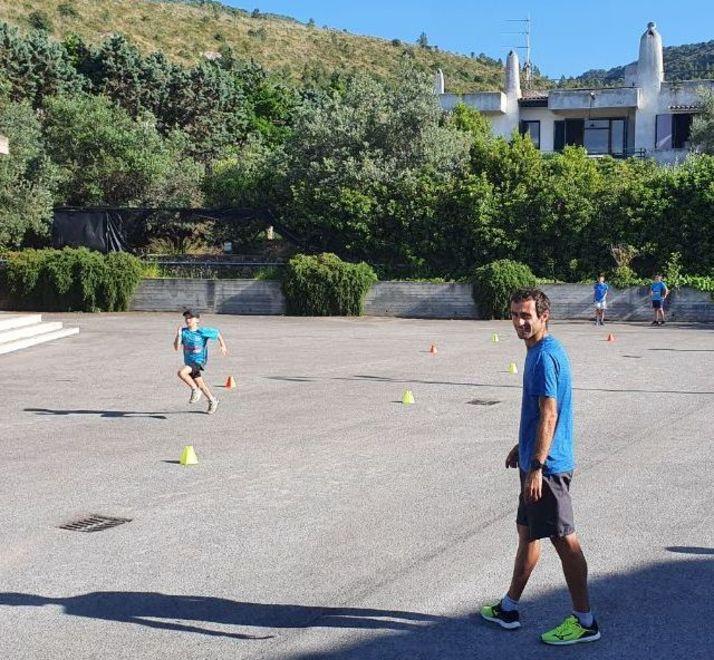 I piccoli si stanno allenando nella piazza del parcheggio