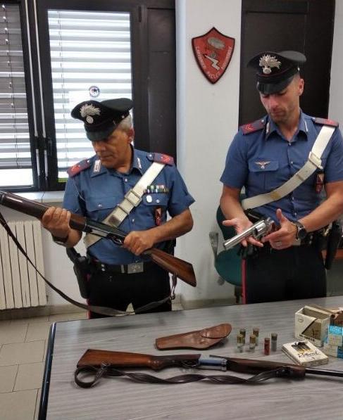 Con il fucile minaccia di morte un amico 