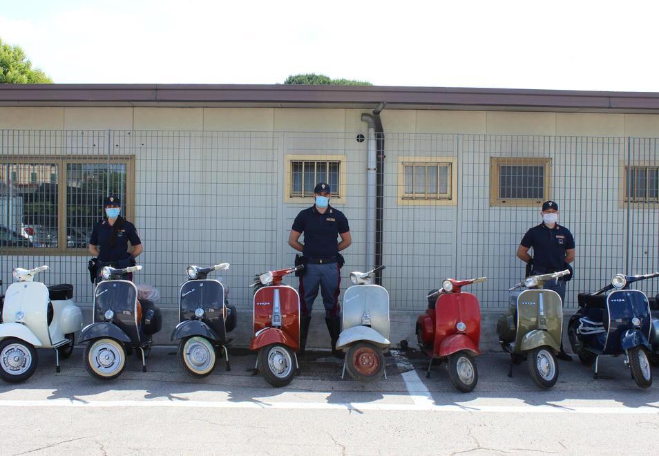 Sequestrati 10 scooter Vespa e 4 motorini restaurati ma con documenti contraffatti 