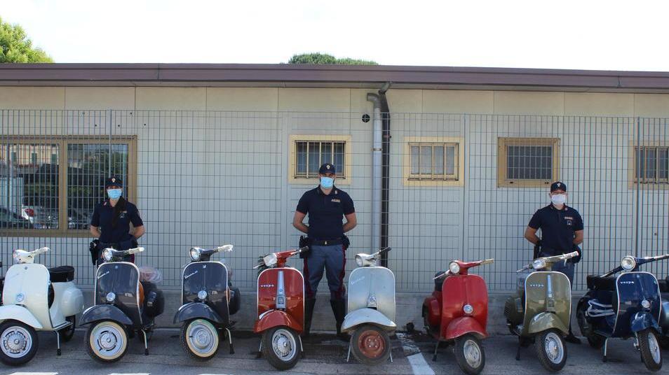 Sequestrati 10 scooter Vespa e 4 motorini restaurati ma con documenti contraffatti