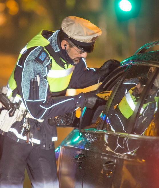 Ubriaco al volante va contro auto in sosta