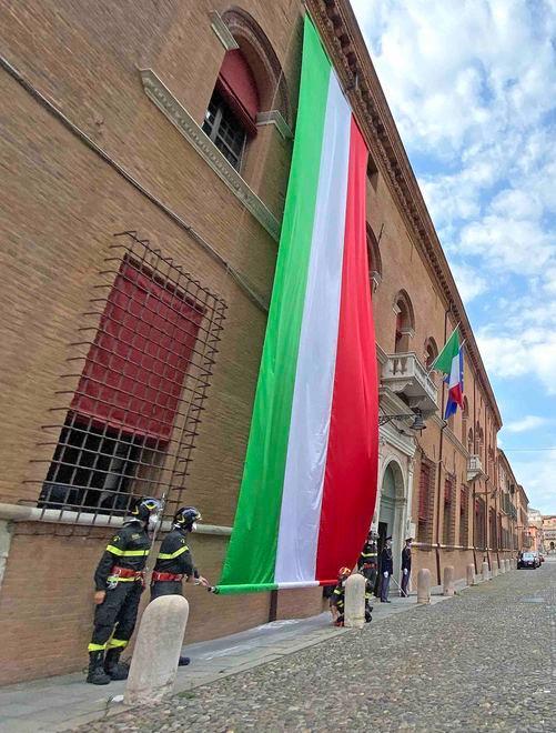 «Il portone non si apre» Scherzo serale in Comune 