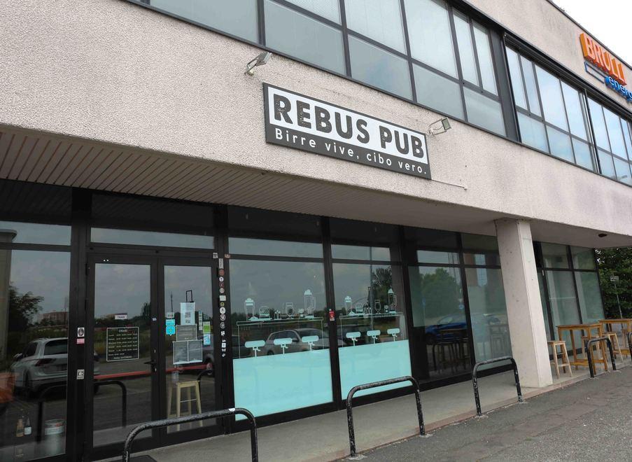 Entrano dalla finestra del Rebus Pub e rubano il fondo cassa 
