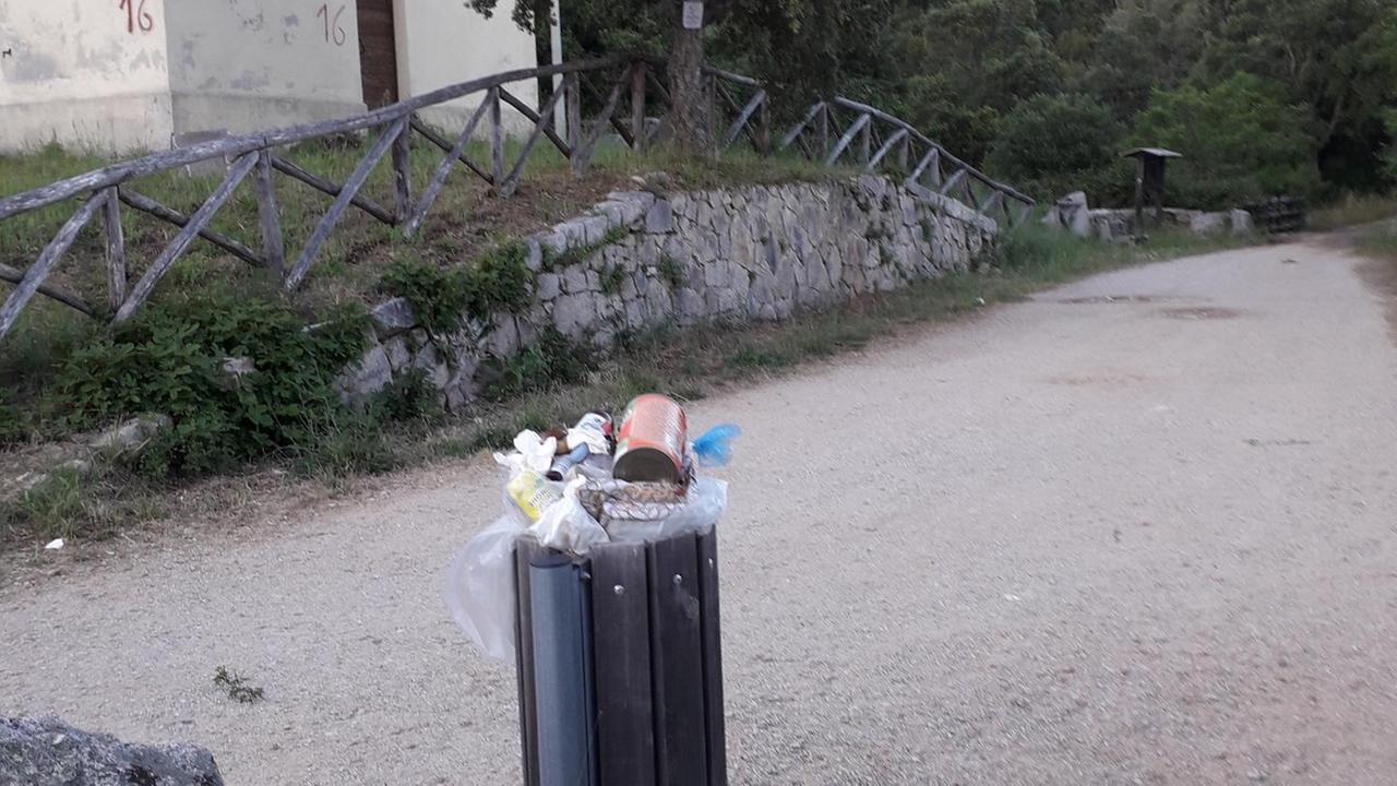Rifiuti abbandonati per terra più attenzione al “Percorso vita”
