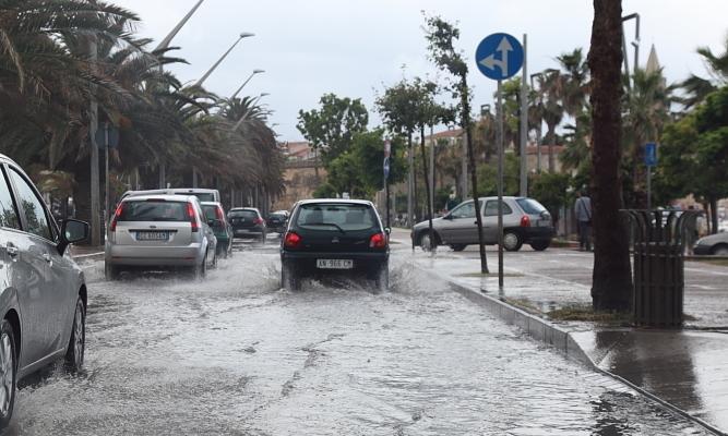 Lungomare allagato dopo la pioggia