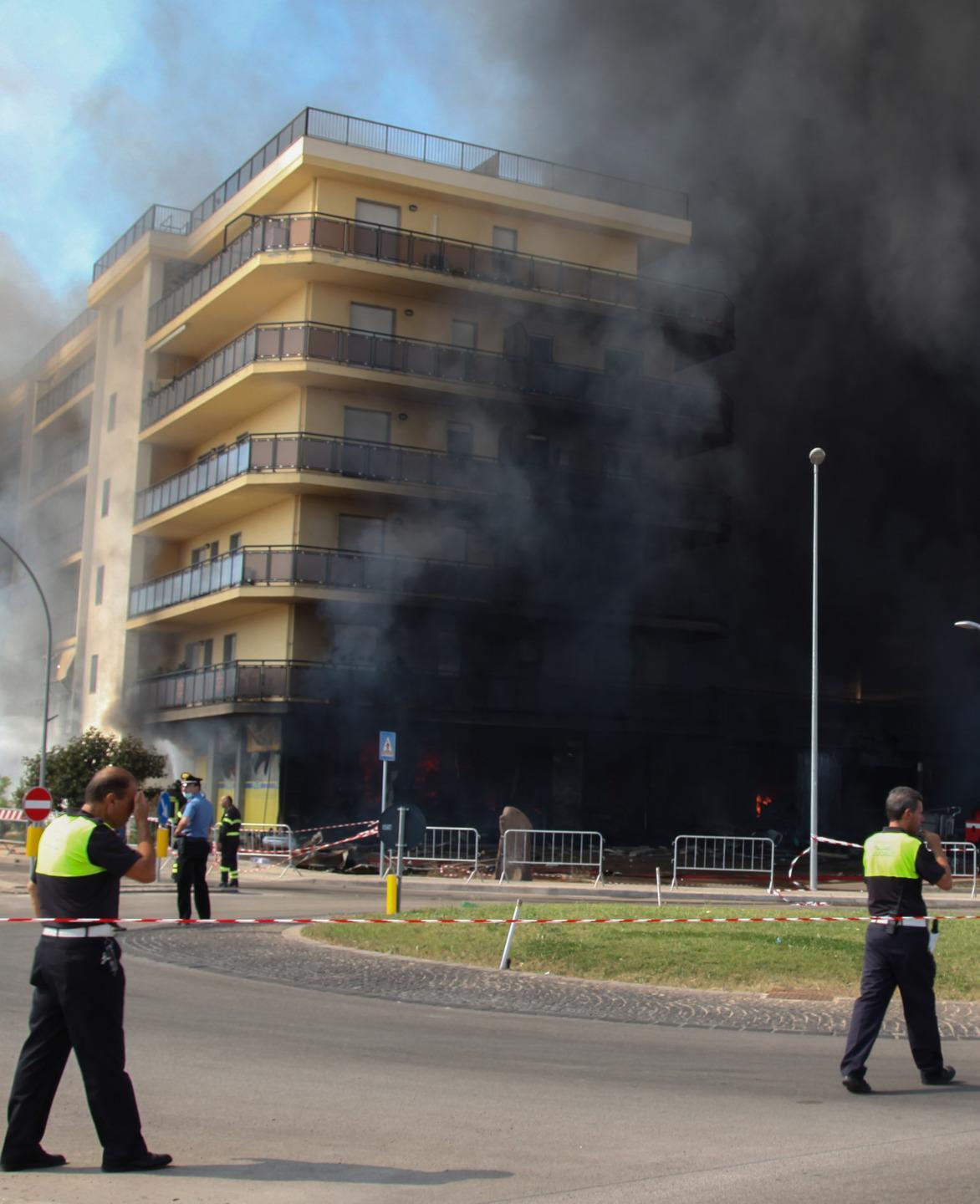 Alghero, palazzo bruciato nel 2017: «Ridateci le nostre case» 