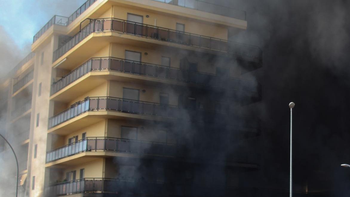 Alghero, palazzo bruciato nel 2017: «Ridateci le nostre case» 