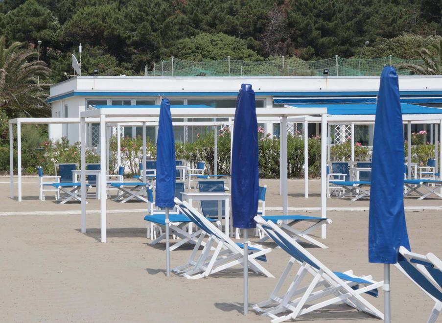 Il bagno nega l’ombrellone ai non conviventi. La Regione: «Una regola che non esiste» 