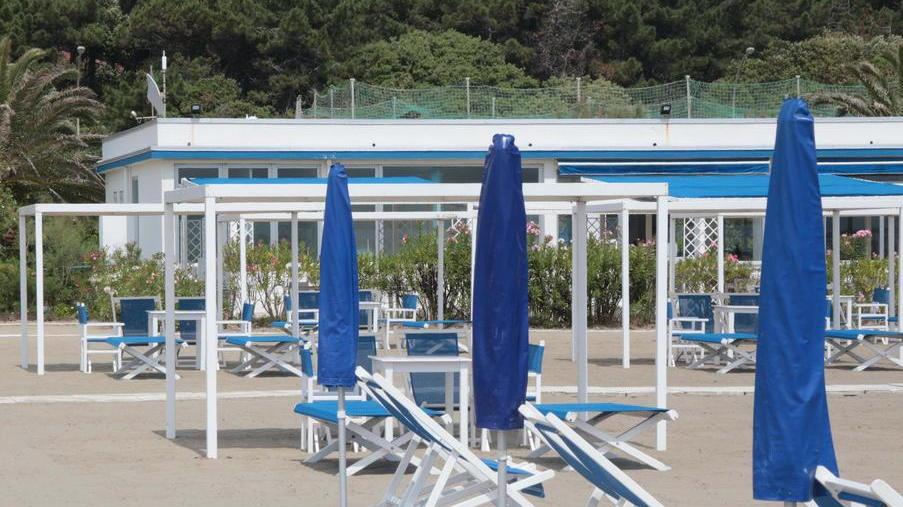 Il bagno nega l’ombrellone ai non conviventi. La Regione: «Una regola che non esiste»
