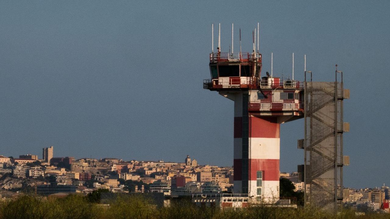 La torre di controllo dell'aeroporto di Cagliari-Elmas (foto Mario Rosas)