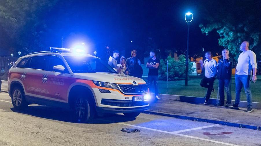 Le urla anche per la strada e quell’uomo davanti al bar